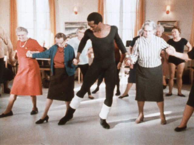 Foto på dansaren Doug Crutchfield som gör en dansworkshop på ett äldreboende.