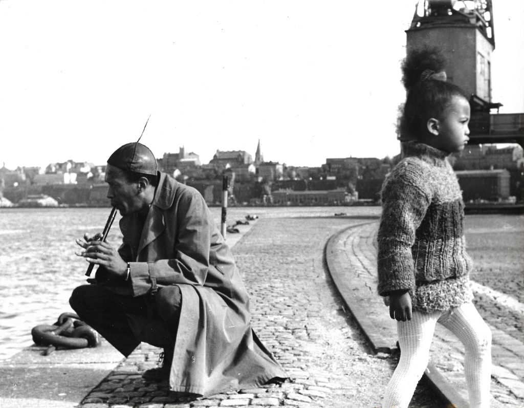Foto på Don Cherry som spelar en flöjt, och hans barn Neneh Cherry