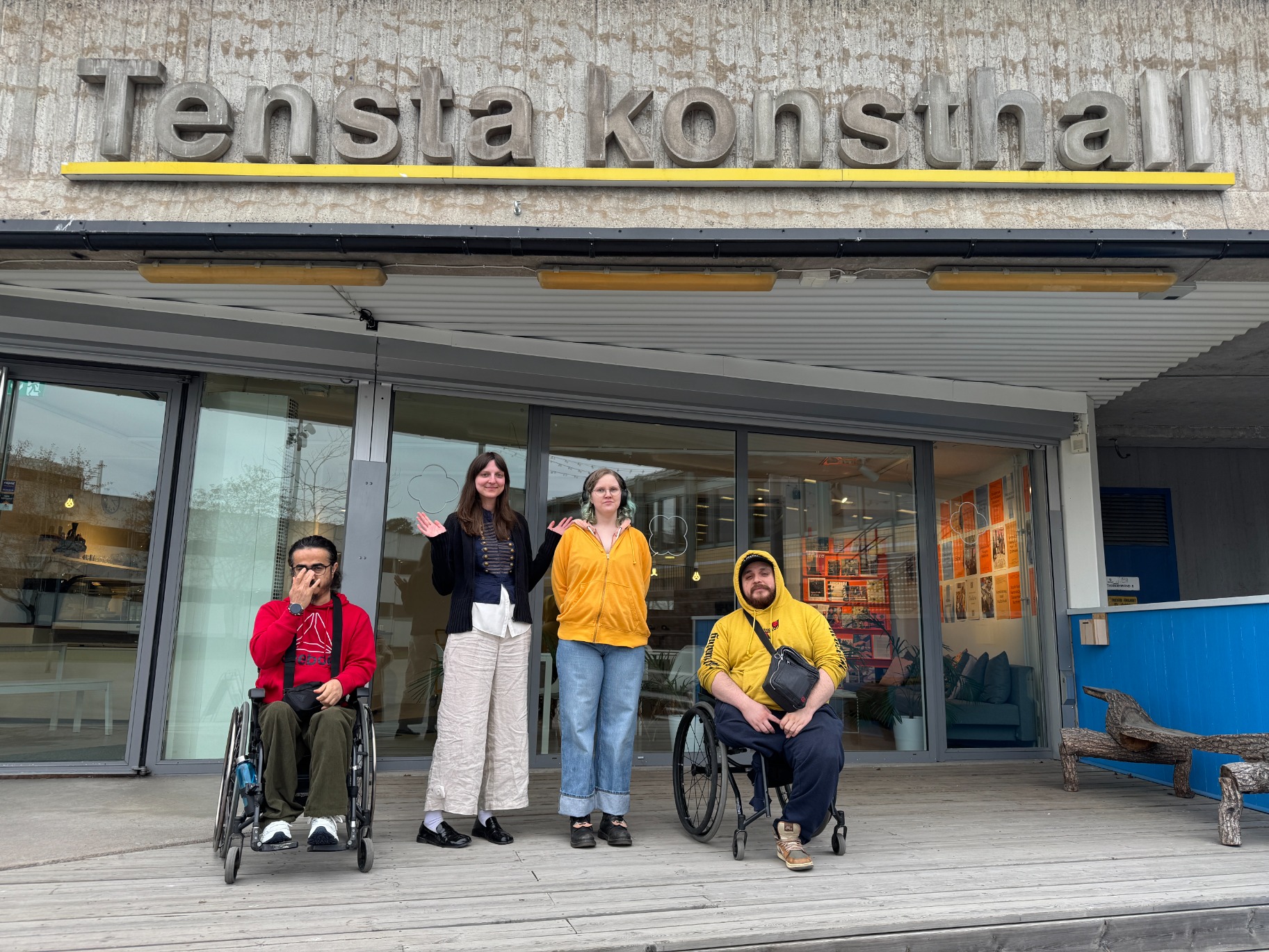 Bild på panelgruppsdeltagarna utanför Tensta konsthall