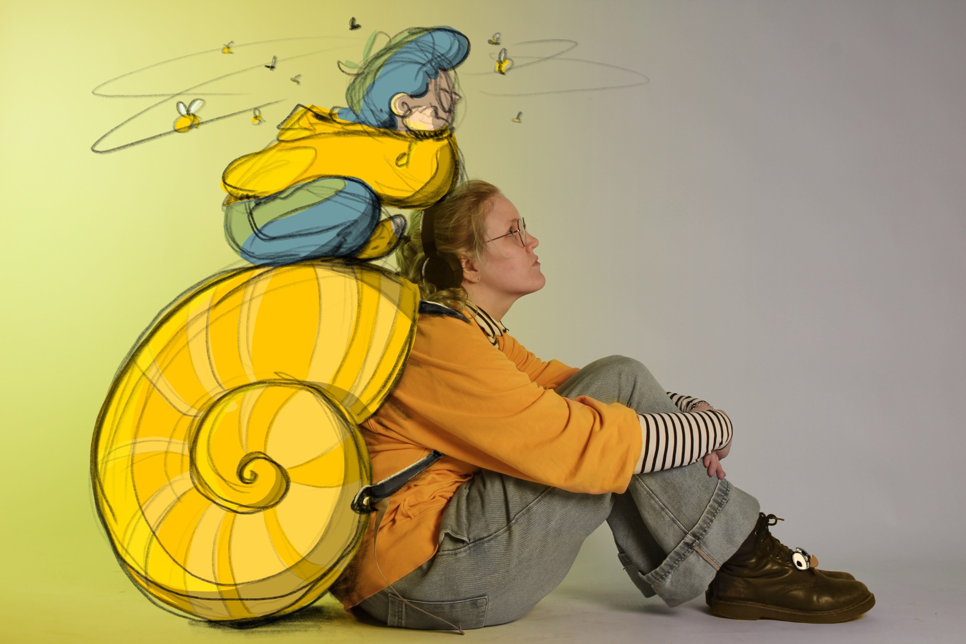 En person som har ett illustrerat snigelskal på ryggen